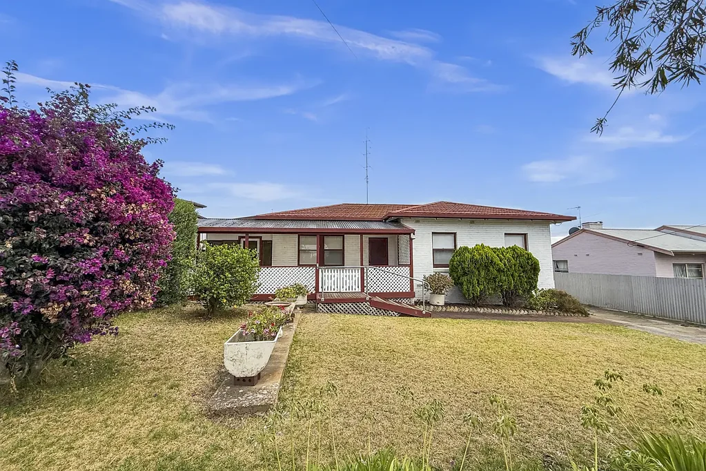 Stylish & Versatile Home with Extra Living Space!