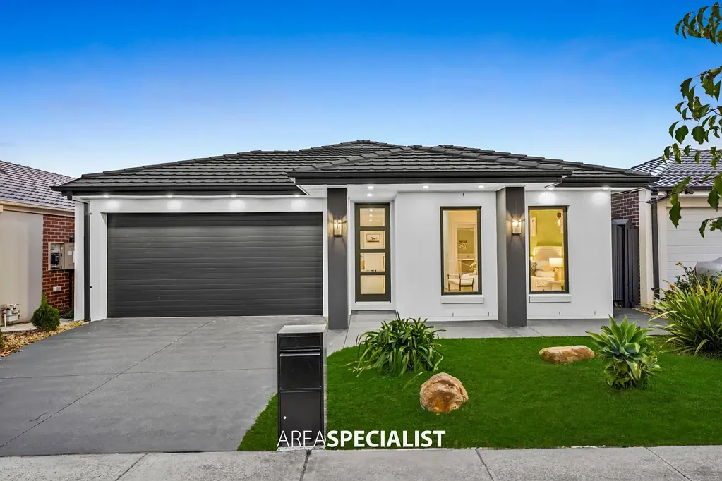 Cranbourne East 4 Bedroom 'Modern! Beautiful! Stylish! Excellent location.