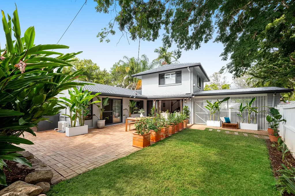 Indooroopilly 3 Slaapkamer Renovated Family Sanctuary with Pool in Blue-chip Indooroopilly