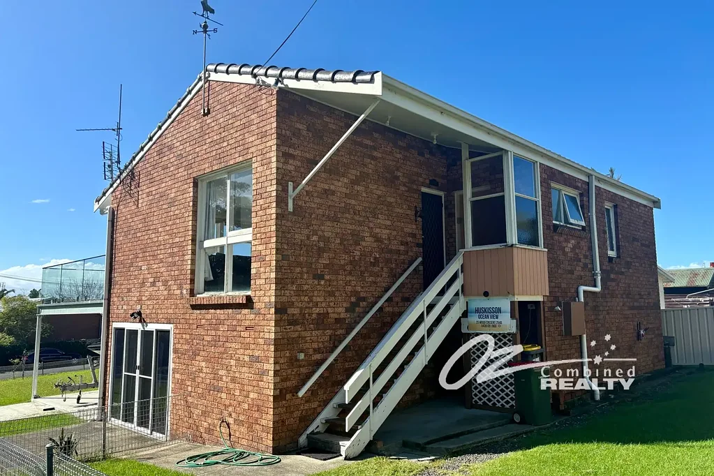 Upstairs 2-Bedroom Unit with Large Balcony – Close to Huskisson Waterfront & Main Street, Including utilities and Lawn Maintenance