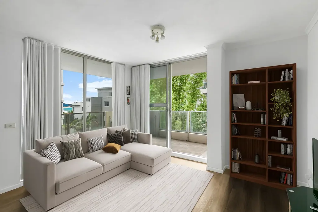 Wollongong 2房 东北角阳光公寓 海景阳台 Towradgi Beach 距CBD 1.2公里 距海滩450米 双层砖公寓 电梯安保停车 精心维护 现房入住 环绕式阳台 明亮厨房 洗碗机 主卧套间 浴室齐全 储物充足 公交便捷 步行至商店酒吧 Sun-filled and substantial beachside living