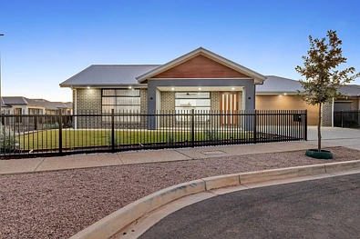 Angle Vale 5房 Sophisticated Architectural Design on a Commanding Corner Allotment