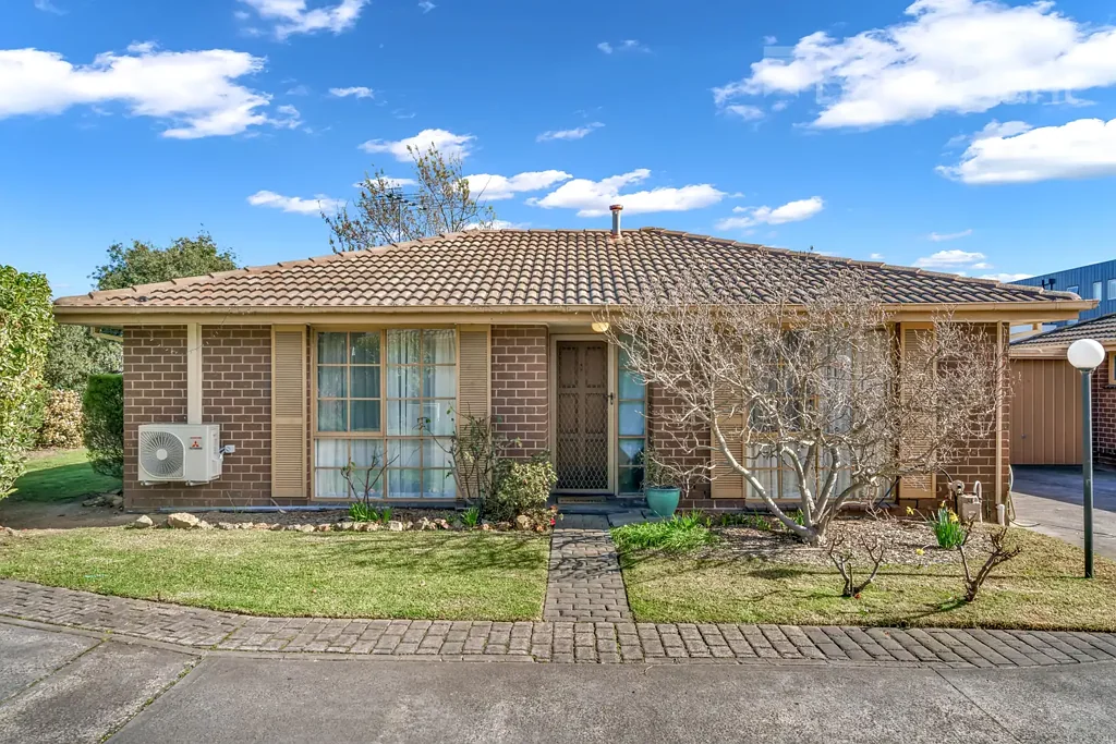 IMMACULATELY PRESENTED UNIT IN AMAZING LOCATION!