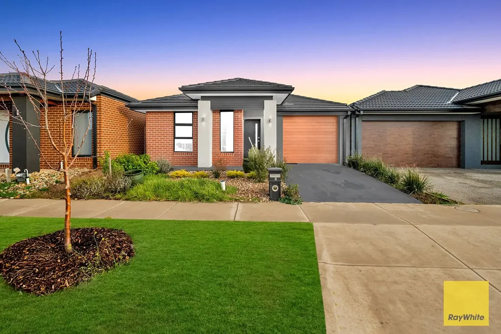 Great House in Convenient Weir Views Location.