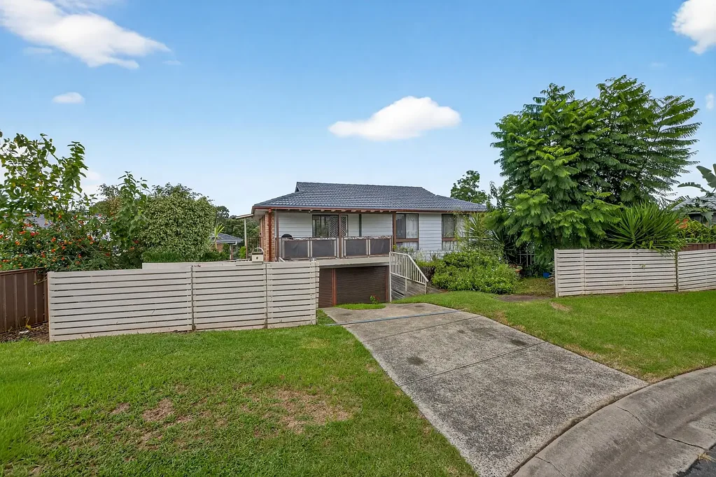 Minto 5chambre Dual Income Opportunity - House & Granny Flat in Prime Location!