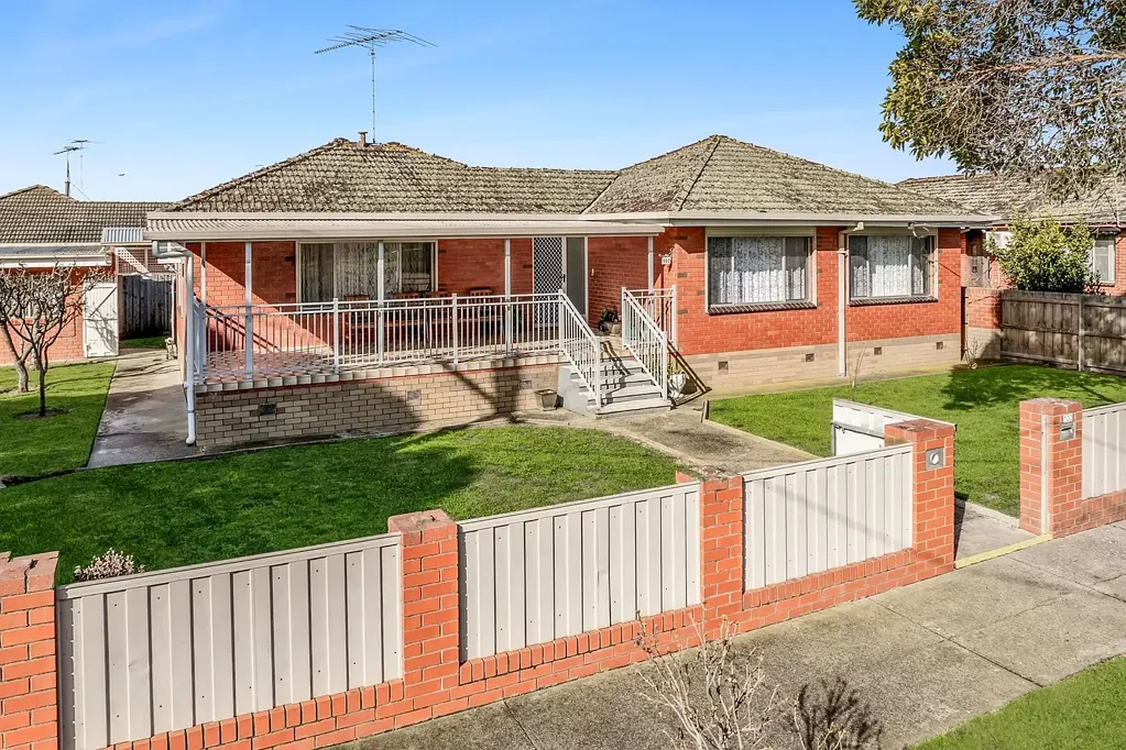 North Geelong 3房  Corner Charm with Light-Filled Living