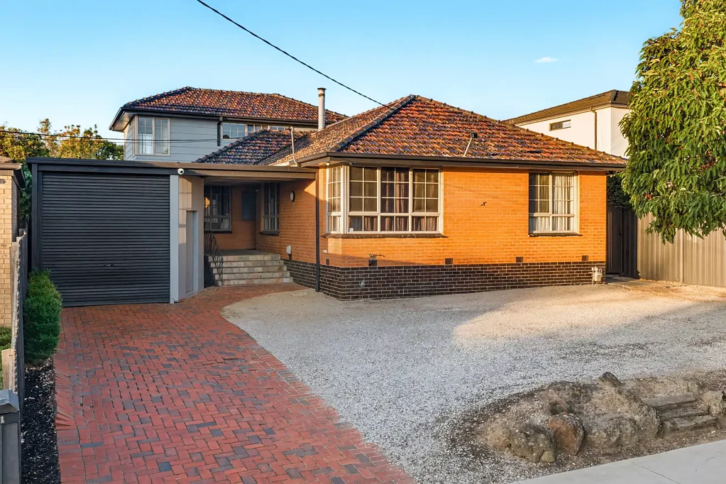 Glen Waverley 5房 宽敞5卧3卫 朝北659㎡地块 开放式家庭厨房 独立客厅木柴取暖 后向采光佳 二层休闲室 巨大车库工作间 独立附属公寓 全年舒适配置 成长娱乐空间 Is this the best available North facing new home site in the School zone in quiet court location & wide frontage priced to sell?