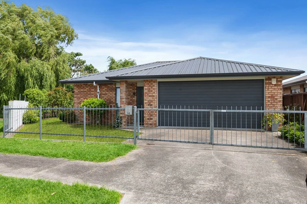 Takanini 3બેડરૂમ Solid, Sunny & Well-Located - Corner Gem!