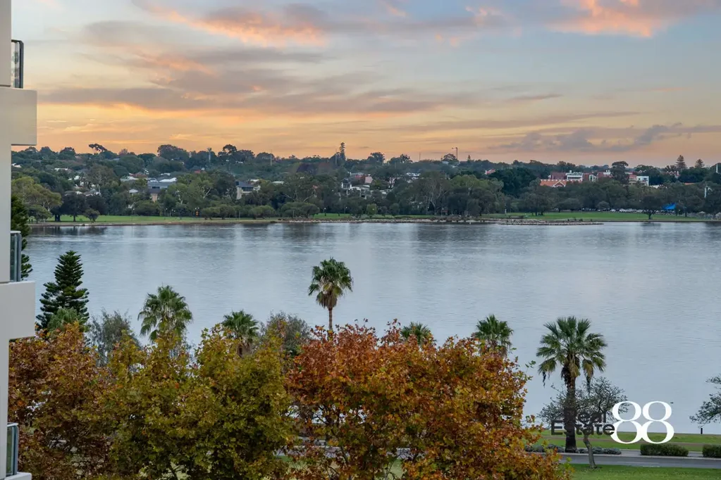 East Perth 3 Bedroom Times2 Living with Renovations & Swan River Views!