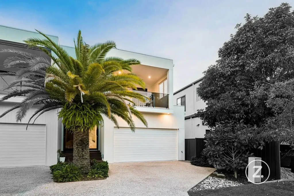Paradise Point 3ห้องนอน High-End Contemporary Duplex with Expansive Living – Steps from the Broadwater