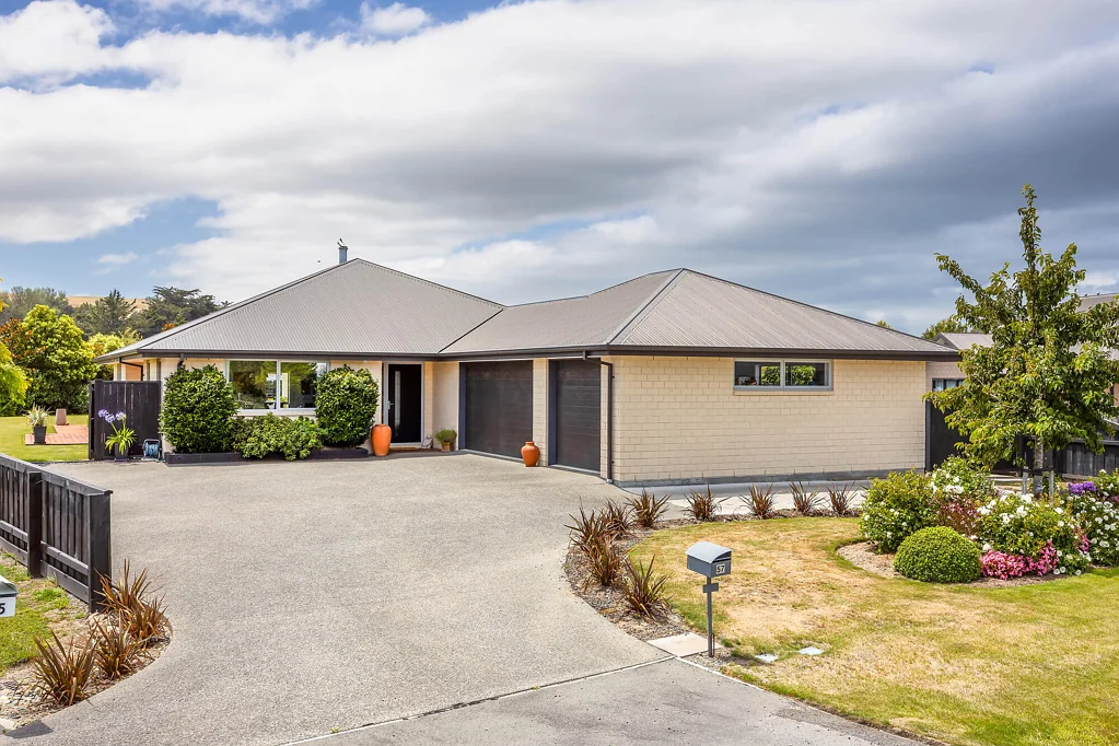 Amberley 4Habitaciones Space Privacy Triple Garaging AND Priced to Move.