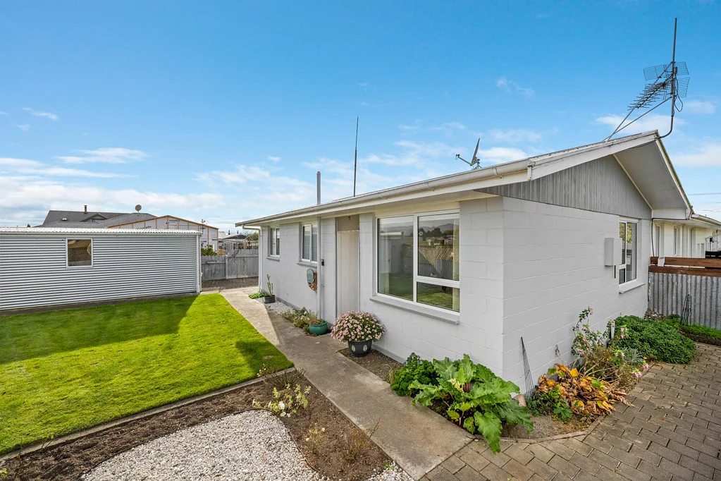 Redwoodtown 2房  Modern, private & move-in ready