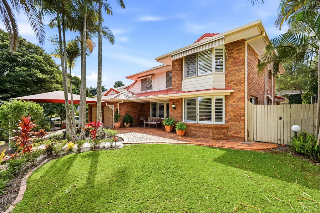 Carindale 5Kwarto Rarely Offered: A Home Built for Family, Beautifully Kept Ever Since