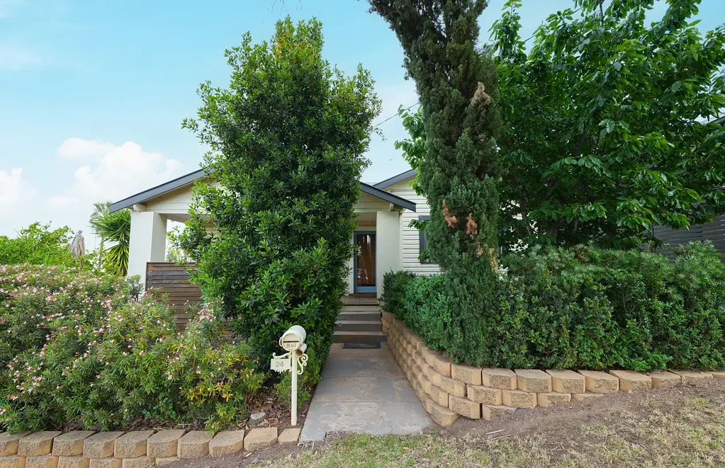 Ray White Real Estate Parkes - 02 6862 1900
