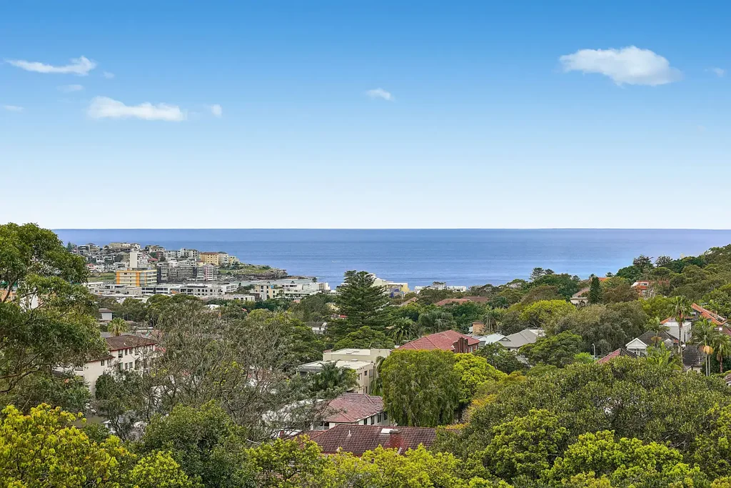 Bondi 3ห้องนอน Private, Light-Filled Apartment with Iconic Bondi Beach Views