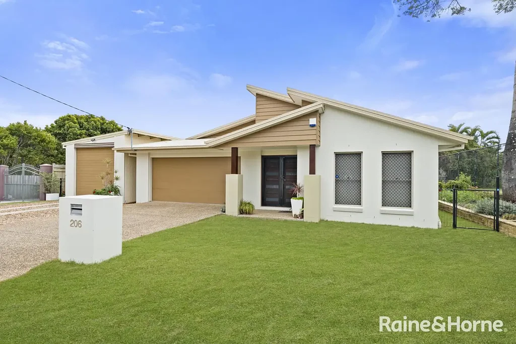Redland Bay 5房 宽敞900m2平地 精装修家庭住宅 高天花板 开放式厨房 主卧套间 全围栏庭院 双车库 工作棚屋 蓝筹位置 便捷生活 Feature-Packed Family Home on 900m2 block with 5 Bedrooms & Shed