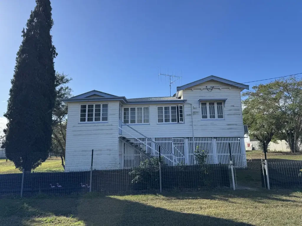 Monto 3ਬੈੱਡਰੂਮ Queenslander on Double Block!