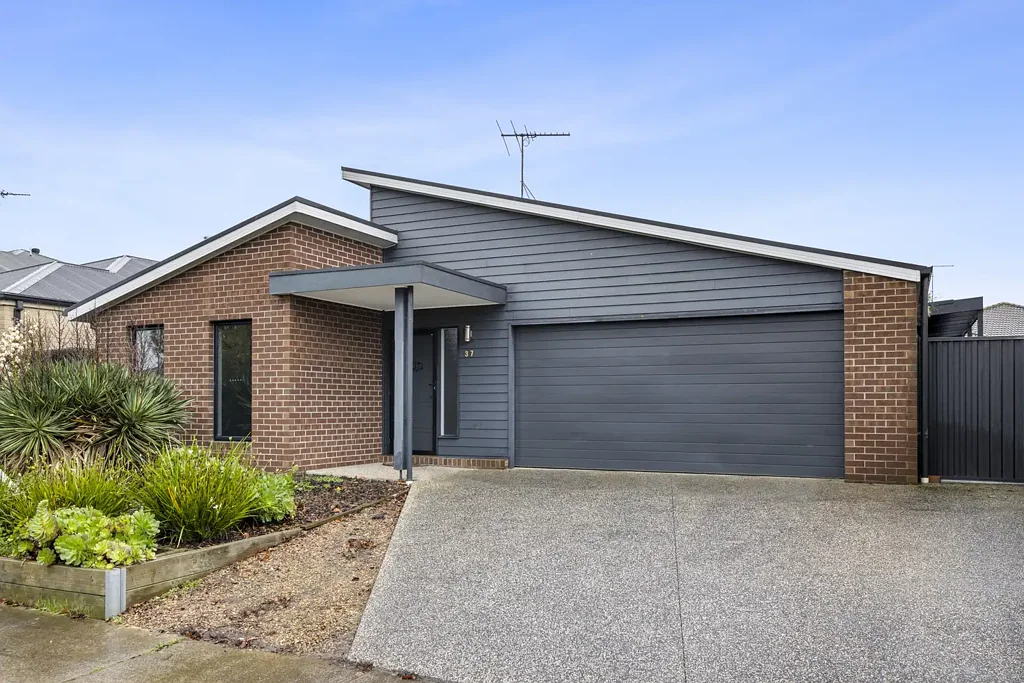 Waurn Ponds 4房  Family Living with Outstanding Entertaining