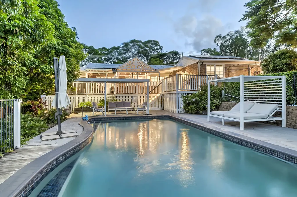 Ashmore 5房  VERY RARE, INNER-CITY, PEACEFUL & TRANQUIL HALF-ACRE (2,058m2) LIFESTYLE RETREAT WITH DUAL LIVING !!!