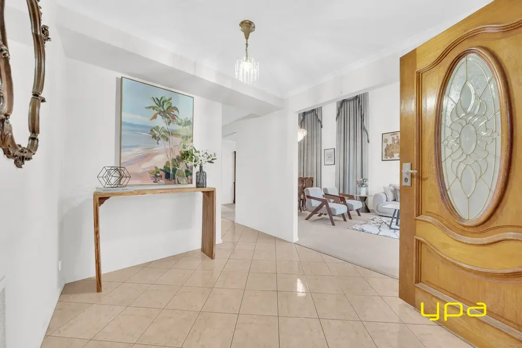 Cranbourne North 4બેડરૂમ Rare Opportunity: Larger landholding - 681 Sqm approx of Prestige Living in a Whisper-Quiet Court