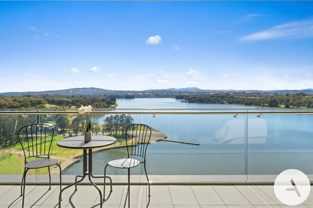 Belconnen 2कमरा Wake to Lake, Sky and Light - One of Canberra's Best Waterfront Views