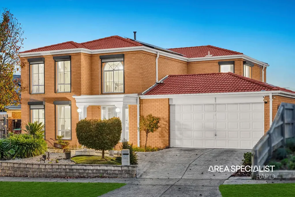 Narre Warren South 4غرفة نوم The Brief: A Feature-Packed Family Haven with Versatile Living Spaces!