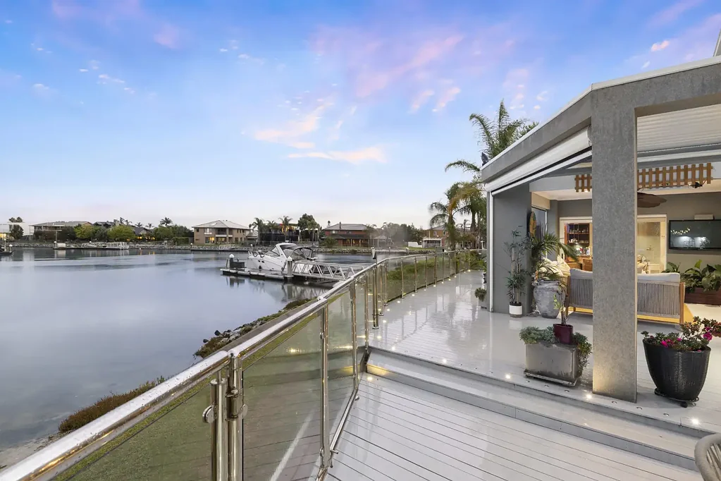 Patterson Lakes 4 Slaapkamer 'Sea Breeze' Absolute Waterfront Luxury with Private Powered Jetty