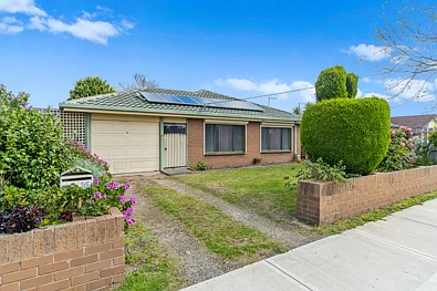Cranbourne 4Kwarto Well Located, Well Laid Out & Full of Potential