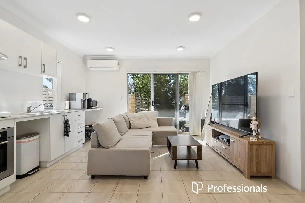Easy-Care Villa, Lock & leave - Offering Modern Comfort in a Prime Location