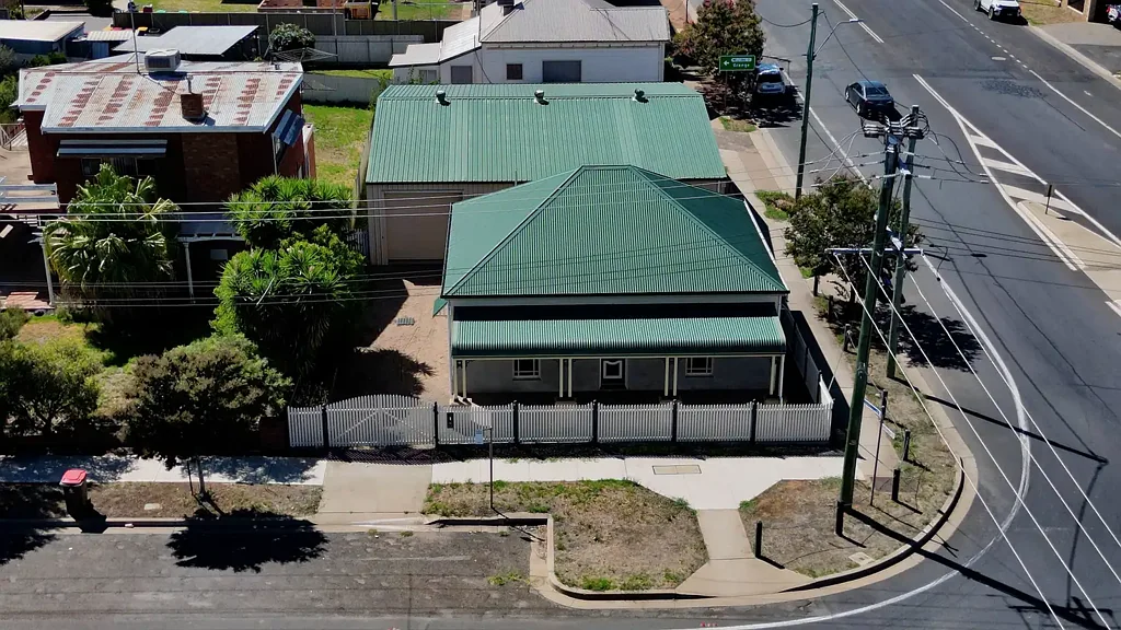 Parkes 2房  Well-located, move-in-ready home with impressive shed capacity