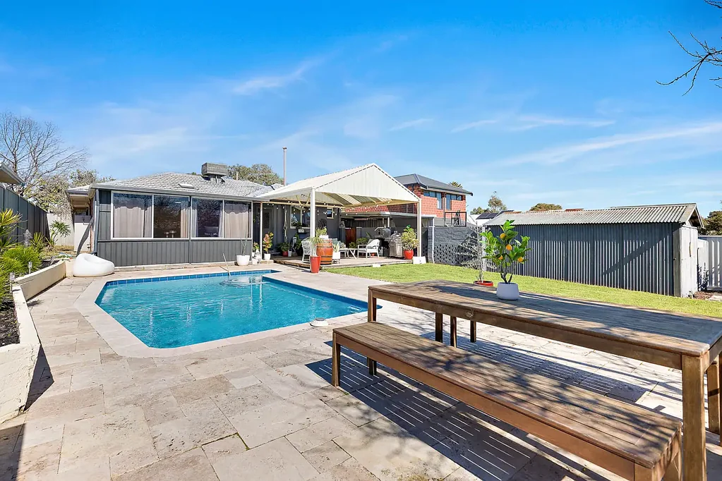 Coolbellup 3房  Beautifully Renovated Family Home with Pool