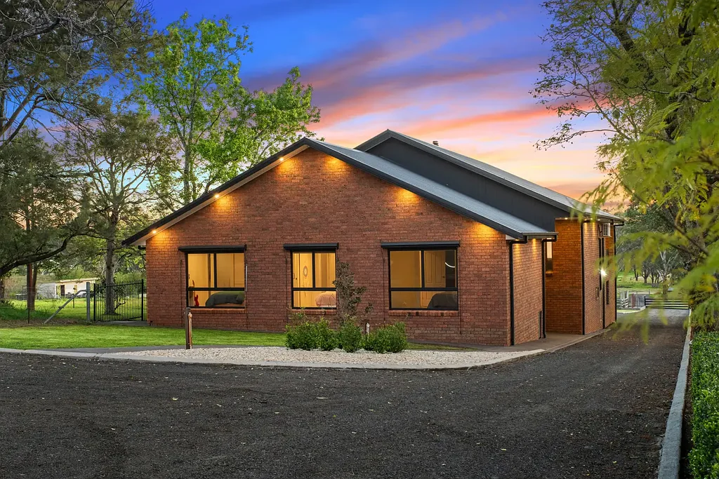 Oakville 4 Bedroom Modern Family Retreat with Growth on the Horizon