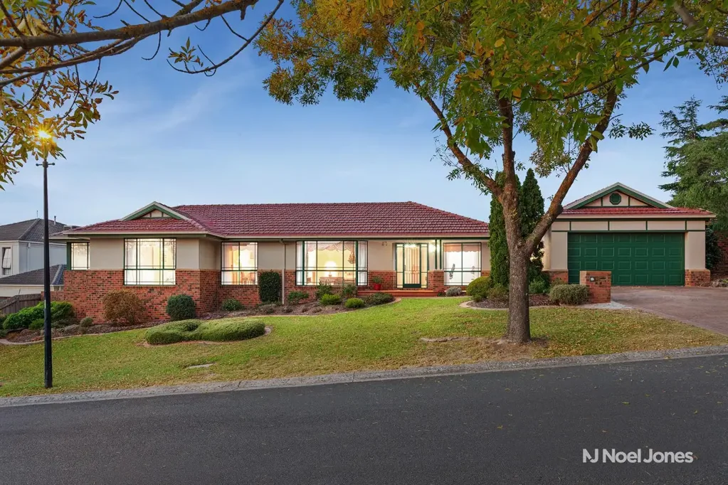 Chirnside Park 4房 宽敞双倍地块 1153sqm 外部工作室 多功能车库 优质Miele电器 私密花园 公园学校近便 Quintessential Chirnside Village Luxury