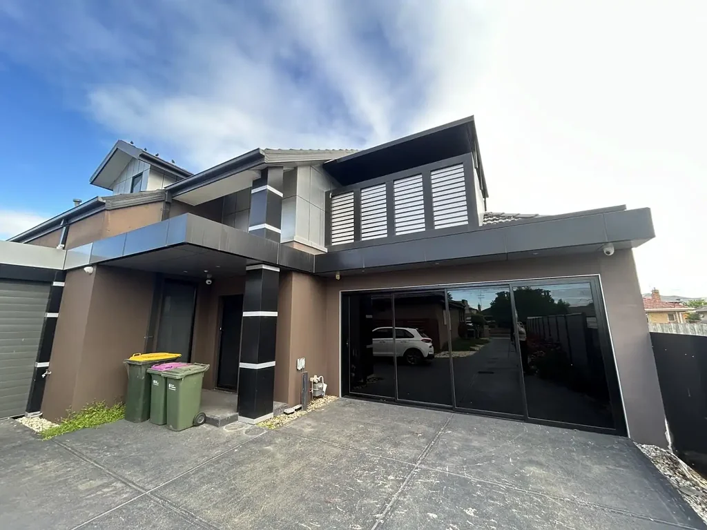 Stylish 3-Bedroom Townhouse in Prime Lalor Location