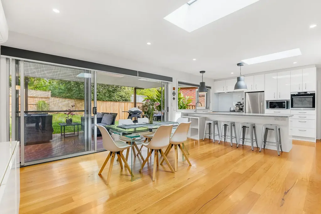 Frenchs Forest 3房 宽敞木地板天窗 宽敞娱乐厨房Bosch 便利学区步行 优美丛林步道 宁静社区氛围 Private and peaceful family entertaining