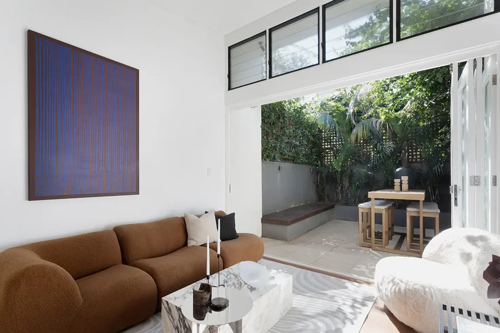 Edgecliff 2房 Trumper Park为邻 交通便利 现代装修 采光充足 开放式设计 四季舒适 安静宜人 Stylish, Gorgeous, Tranquil Terrace Opposite Trumper Park with NE facing courtyard