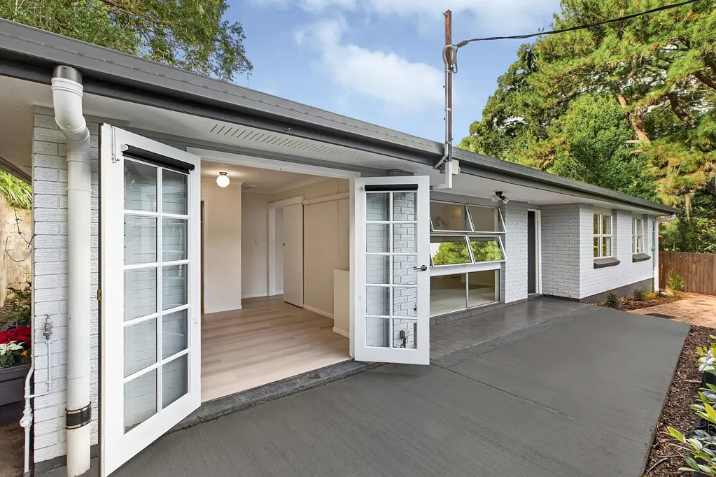 Nambour 4침실 Fully Renovated, Light-Filled Living with a Generous Backyard