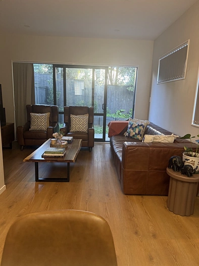 Modern 2-Bedroom Home  1 Bathroom + Guest Toilet  Low-Maintenance Living  Convenient Henderson