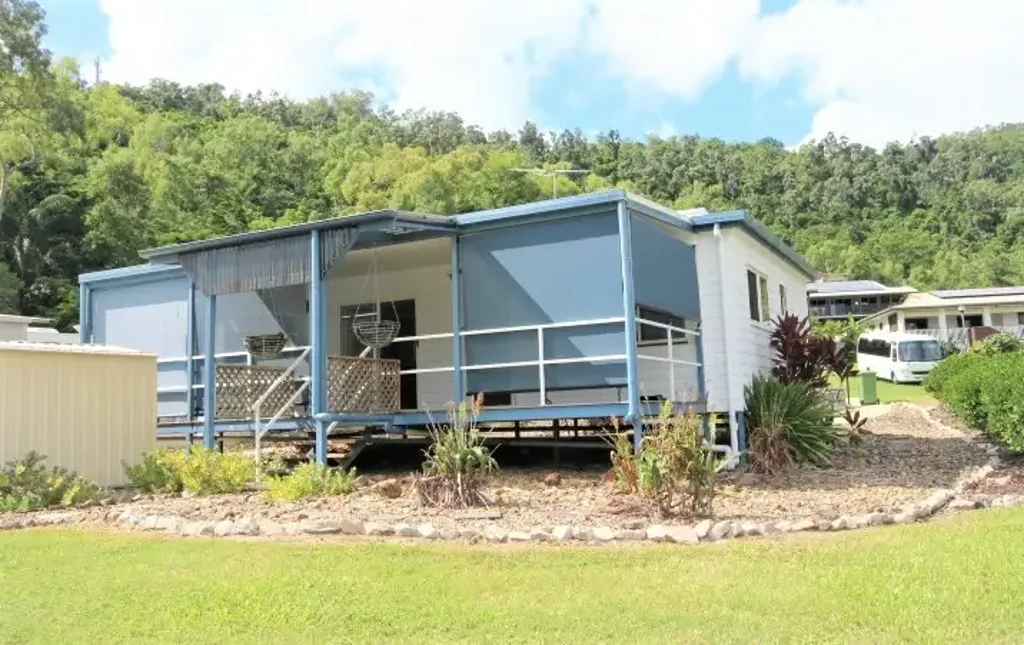 House to rent close to shops and beach