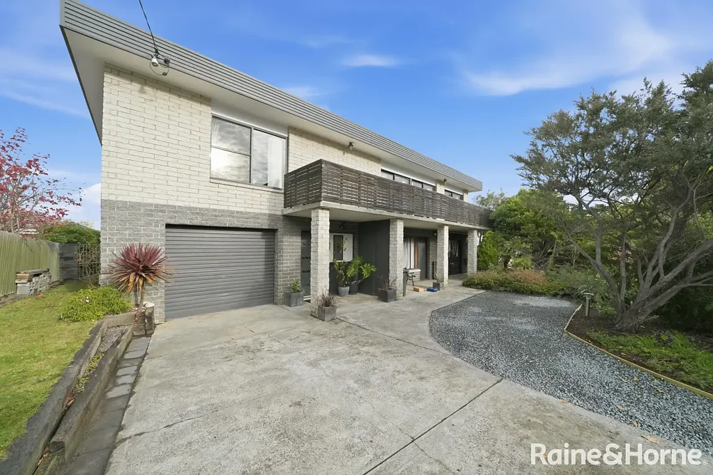 Kingston 5房  Spacious Family Living with Beautiful Gardens, Flexible Spaces & a Prime Kingston Location