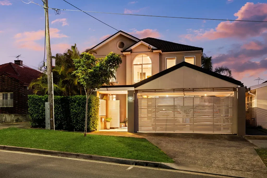 North Bondi 4房 North Bondi 专属区域的独立式家庭海滨别墅 Freestanding Family Beach House in a Sought-After North Bondi Enclave