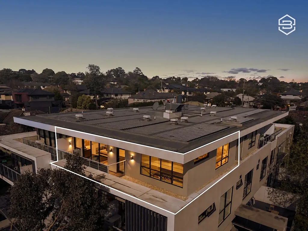 Blackburn South 2Kwarto A Sun-Drenched Penthouse of Impressive Proportions - Six Metres of North-Facing Glass, One Exceptional Residence!