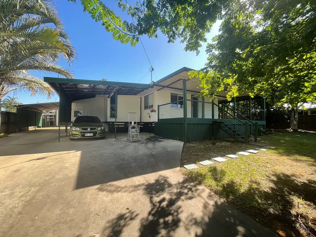 Moranbah 4 Bedroom 4 Bedroom modern home