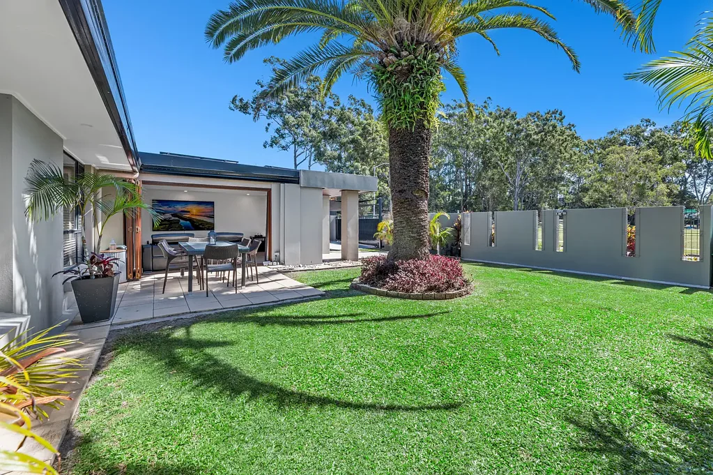 Ashmore 4房  YOUR VERY OWN PRIVATE & TRANQIL OASIS ... EASY ONE-LEVEL LIVING !!!