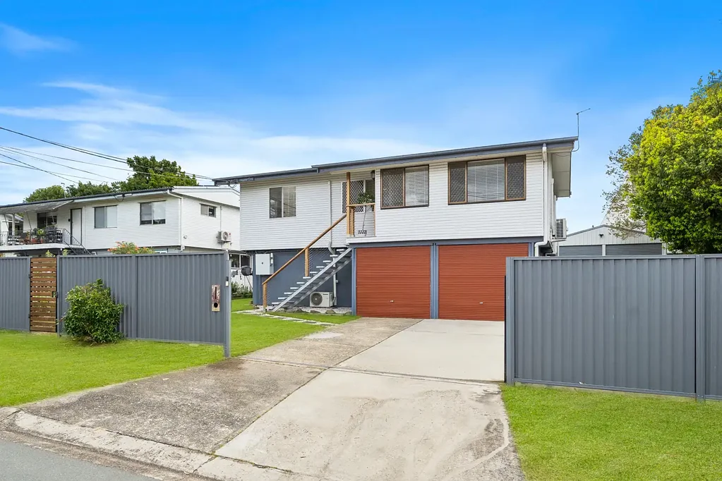 Slacks Creek 3બેડરૂમ IMPECCABLY PRESENTED HIGH-SET FAMILY HOME WITH SIDE ACCESS, UNDERCOVER REAR DECK & LARGE 6X6M PLUMBED/POWERED SHED!