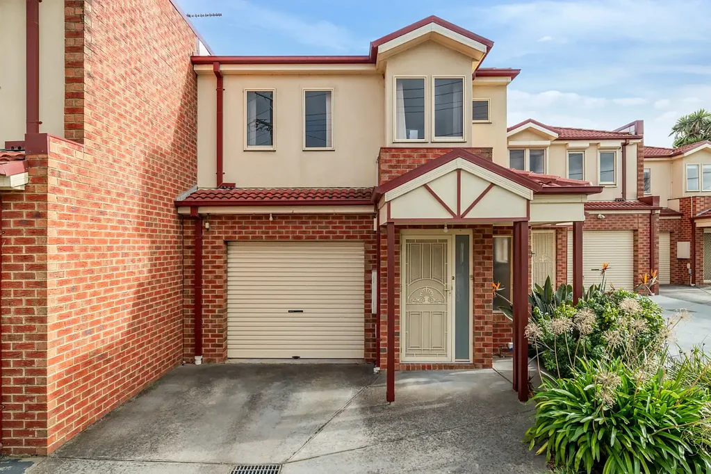 Noble Park 3 Bedroom Dual living zones and undeniable convenience!