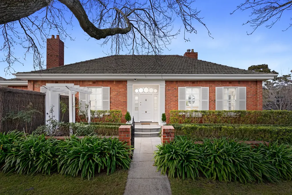 Malvern East 4غرفة نوم Classic Charm, Contemporary Family Living in a Premier Malvern East Setting