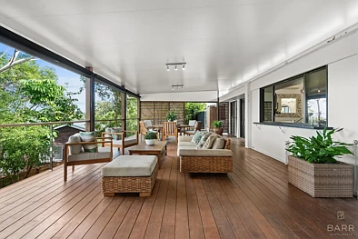 Kenmore 4 Bedroom ARCHITECTURALLY DESIGNED HOME RECENTLY RENOVATED IN GREAT LOCATION on 1027m2!