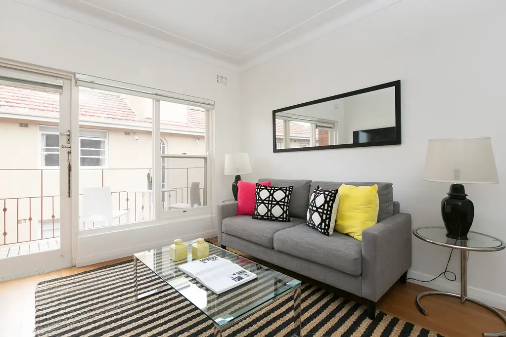 Bright & Contemporary Top Floor Haven In Coveted Location