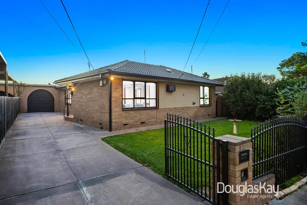 Sunshine North 3chambre Family Favourite. Moments to Somerset Reserve & Dog Park.
